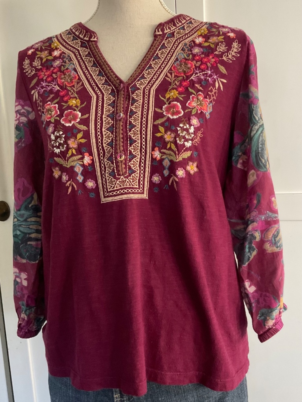 SUNDANCE  EMBROIDERED BERRY  MEDIUM KNIT TOP FLORAL PRINT SLEEVES SZ  M  NICE - Picture 2 of 7